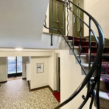 Parisian - Exhibition Park Apartment *